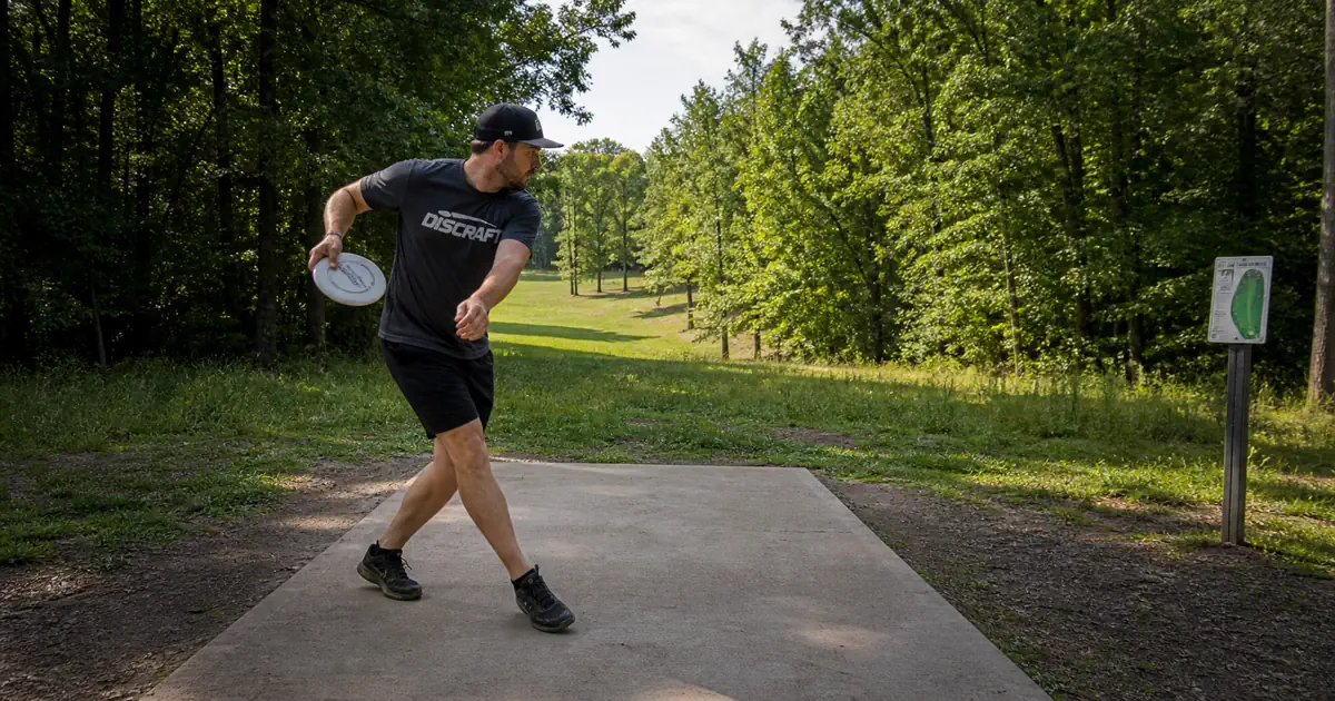 Disc golf X-step footwork approach sequence on tee pad
